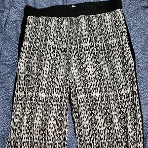 Black and white flowy pants with pockets size M